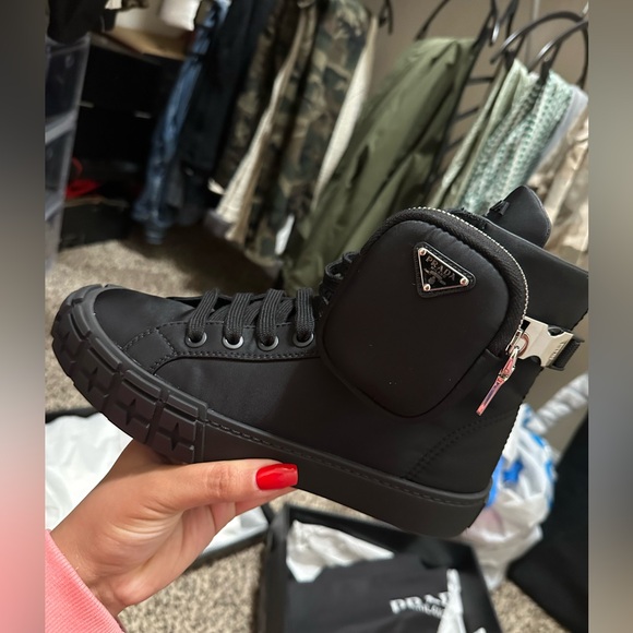 Prada sneaker w/ Pouch - Picture 1 of 8